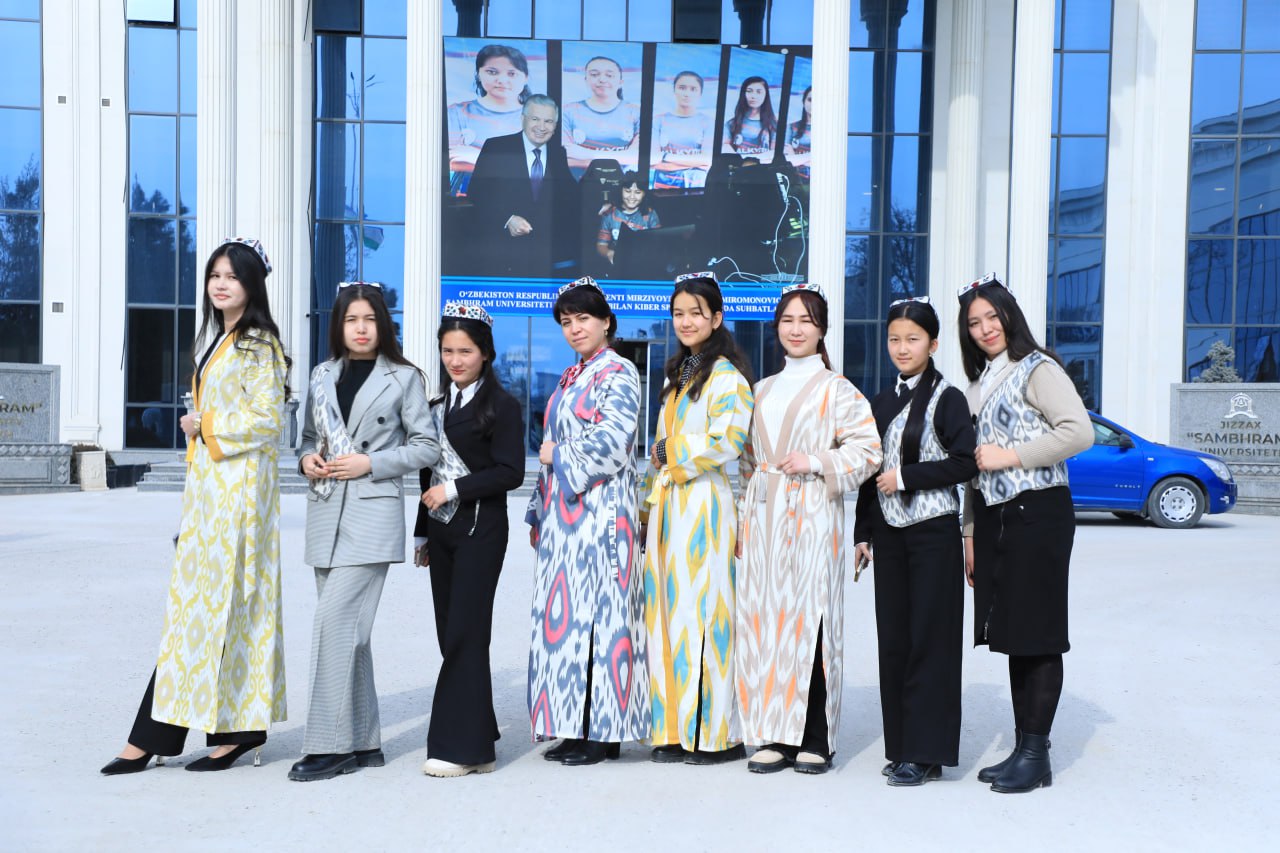 Sambhram Universitetida Milliy liboslar kunidab lavhalar Atlas kiygan qizlar